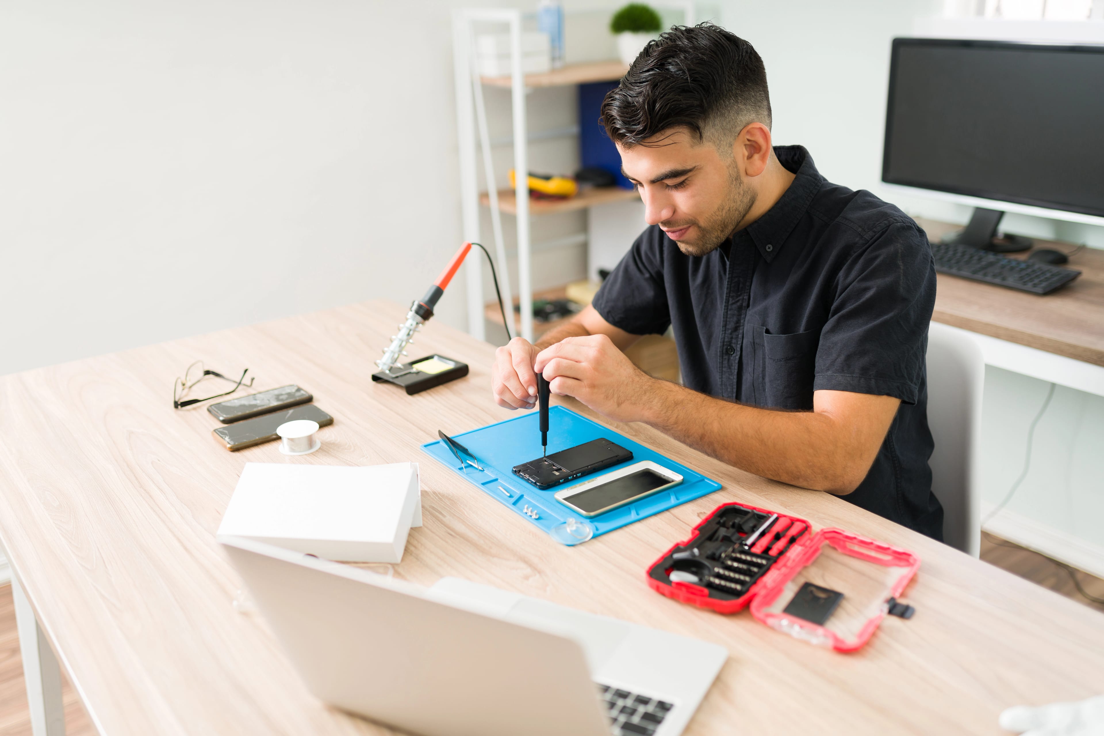 Técnico reparando un smartphone en el laboratorio